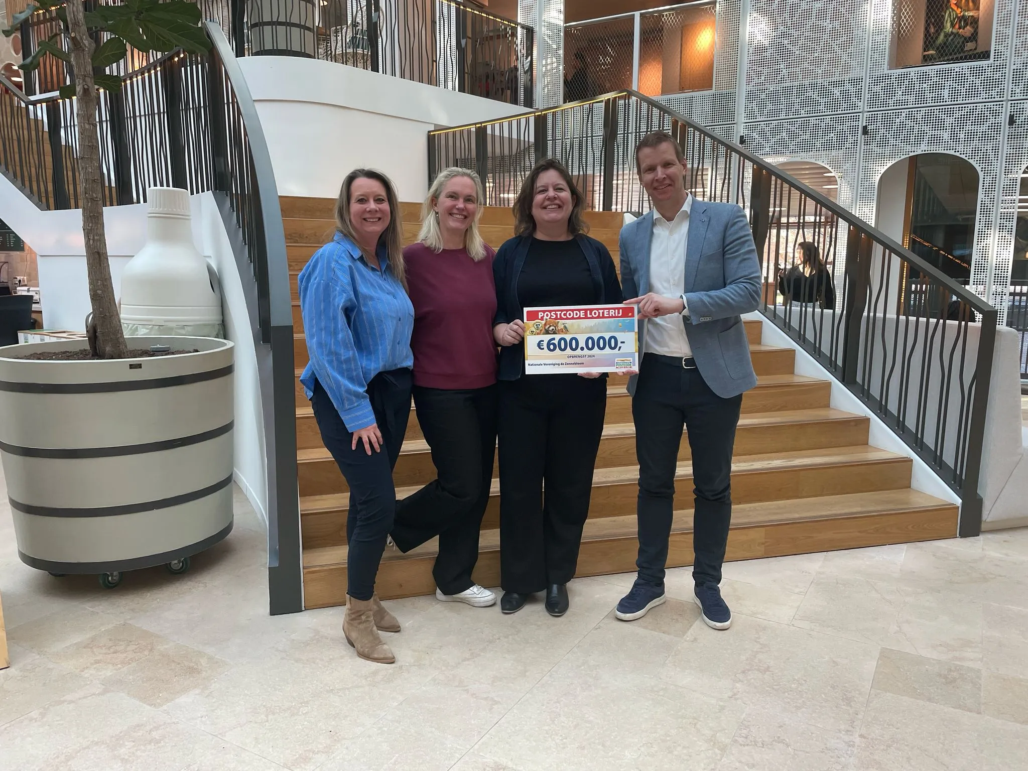 We werden verrast door de Postcode Loterij. De jaarlijkse bijdrage wordt verhoogd naar 600K euro. Met dit prachtige bedrag kunnen we elke dag weer werken aan onze missie: Nederland toegankelijk maken en mensen met een lichamelijke beperking aangesloten houden door middel van sociale en recreatieve activiteiten.